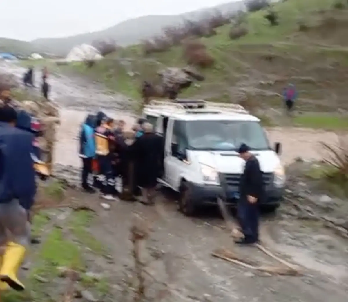 Sel sonrası kapalı minibüs