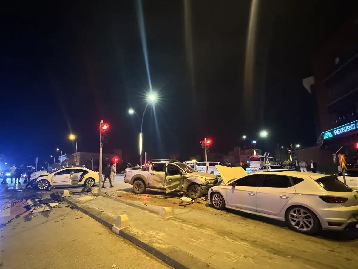 Karaman’da Pikap ve Otomobil Çarpışması: 6 Yaralı