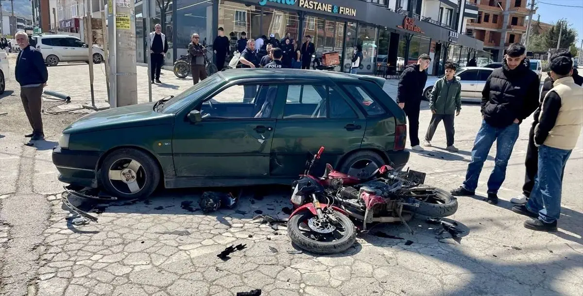 Gölcük’te Zincirleme Trafik Kazası: İki Yaralı Hastaneye Kaldırıldı