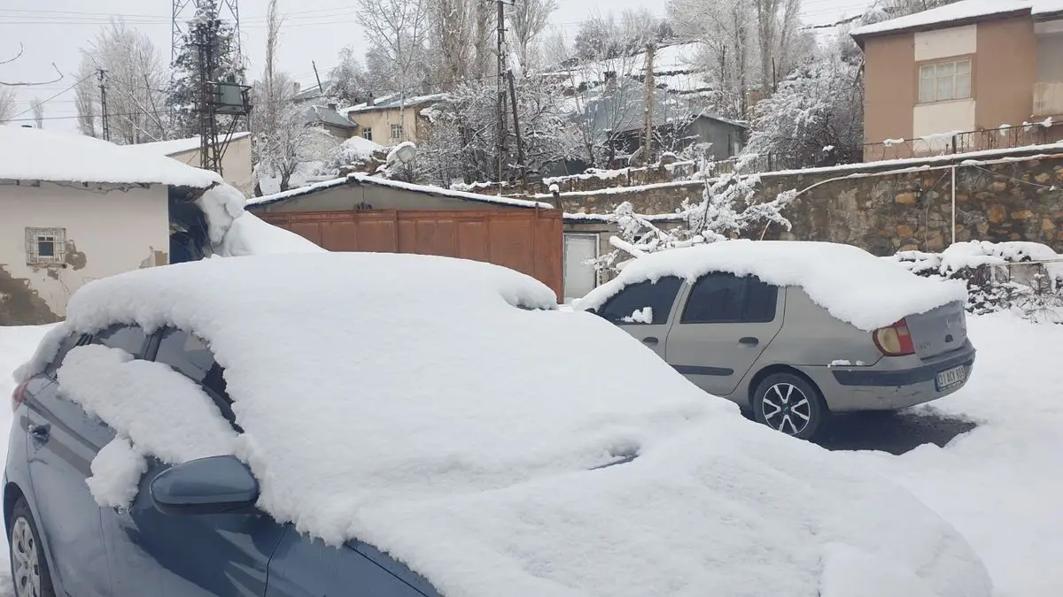 Baskale’de Kar Yağışı Şehri Beyaz Örtüyle Kuşattı