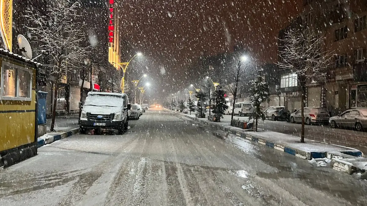 Yüksekova’da Kar Yağışı 10 cm’ye Ulaştı: Şehir Beyaza Döndü