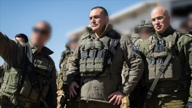 Eyal Zamir talimat verirken