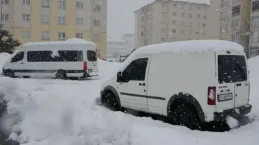 Bitlis’te Kar Yağışı Köy Yollarını Felç Etti