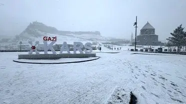 Karlı dağ manzarası ve buzlu yol