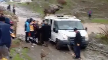 Siirt’te Şiddetli Sağanakta Minibüs Sulara Kapandı, Kadın Kalp Krizine Yenik Düştü