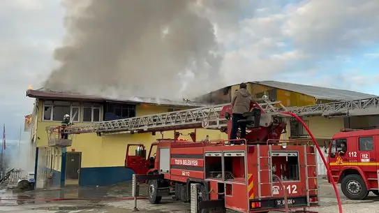 Kastamonu Tosya'da Tekstil Fabrikasında Yangın: İtfaiye Ekipleri Hızlı Müdahale