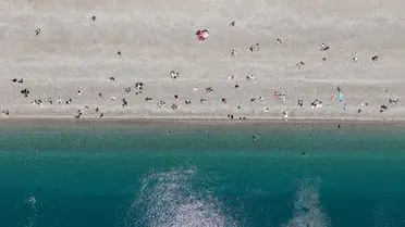 Antalya’da Konyaaltı Sahili Bahar Güneşiyle Canlandı