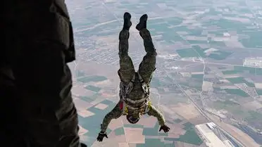 Serbest paraşüt atlayışlarından bir an