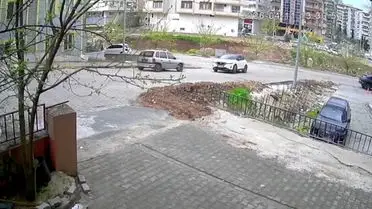 Şanlıurfa’da Park Halindeki Araç Kontrolsüz Hareket Ederek Dereye Düşmüş