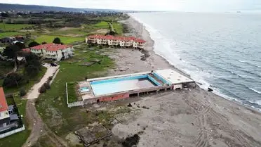 Karasu’da Kıyı Erozyonu Eski Tatil Köyünü Tehdit Ediyor