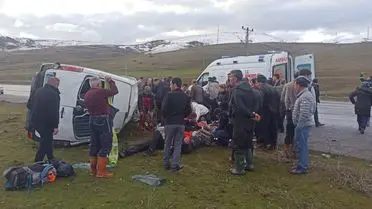 Kaygan Yolda Minibüs Takla Attı: Bitlis’te 13 Yaralı