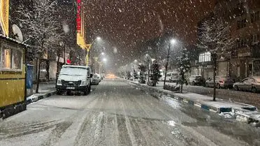 Yüksekova’da karla kaplı bir cadde