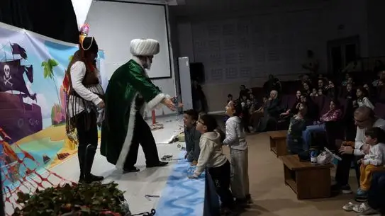 Kartepe’de Çocuklar Nasrettin Hoca’yı Korsanlarla Karşılaştıran Tiyatro Şovu ile Buluştu