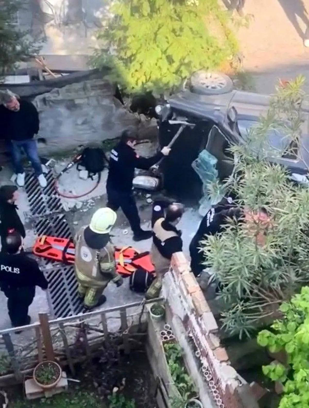 Bursa Yıldırım’da Kontrolden Çıkan Araç Merdivenlerden Yuvarlandı