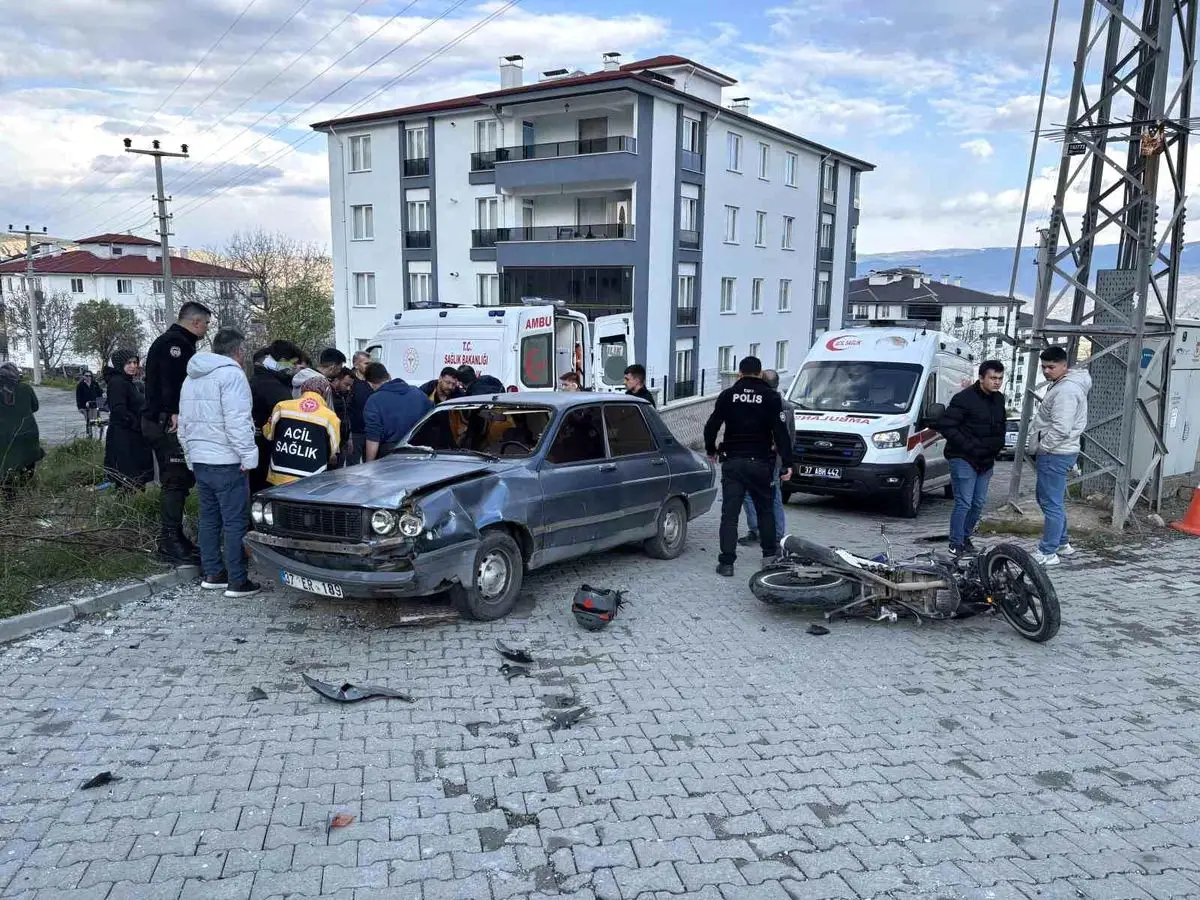 Tosya’da motosiklet ve otomobil çarpışması
