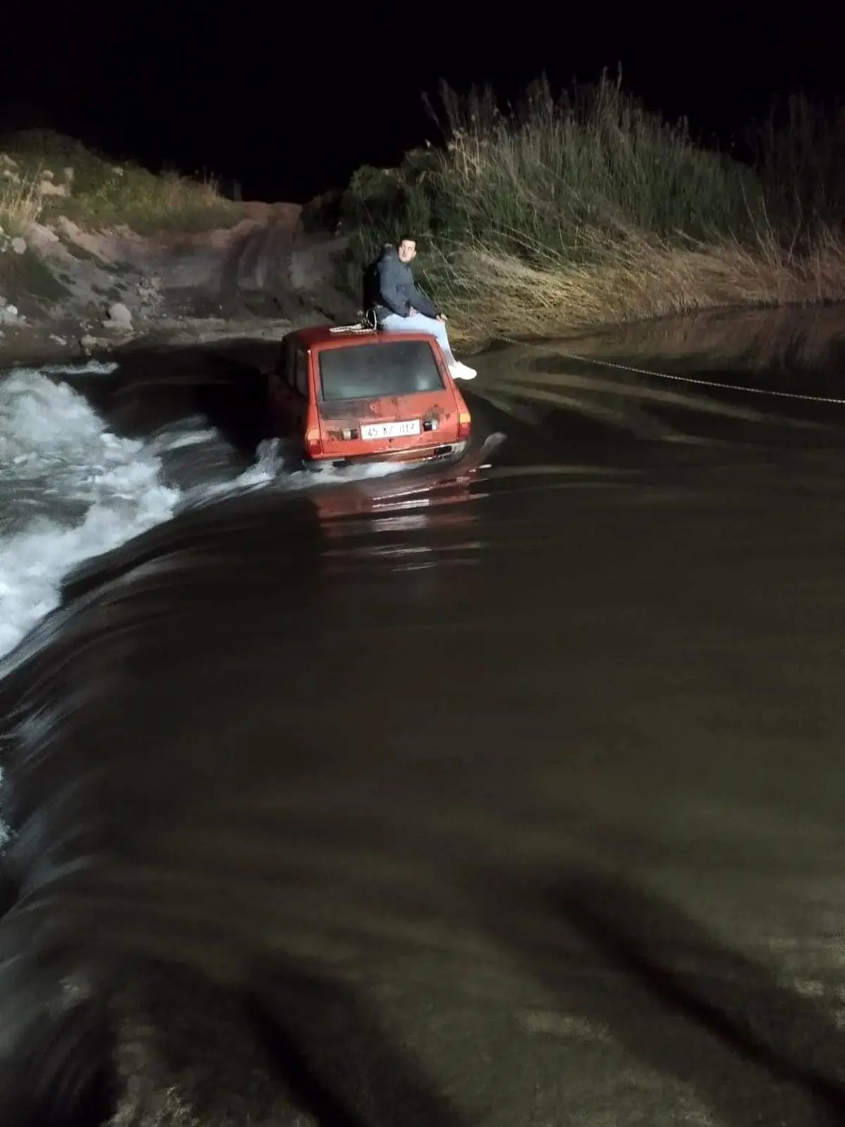 Manisa Saruhanlı’da Sel Sürüklediği Otomobil Kurtarıldı