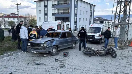 Tosya’da Trafik Kazası: Motosiklet ve Otomobil Çarpıştı