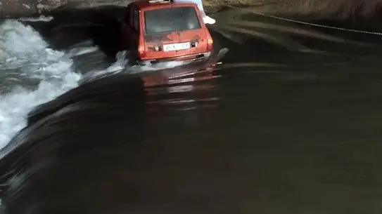 Kurtarma ekiplerinin kullandığı iş makinesi