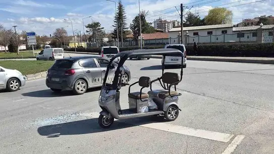 Eskişehir'de Ters Yönde İlerleyen Elektrikli Üç Tekerlekli Araçla Çarpışma