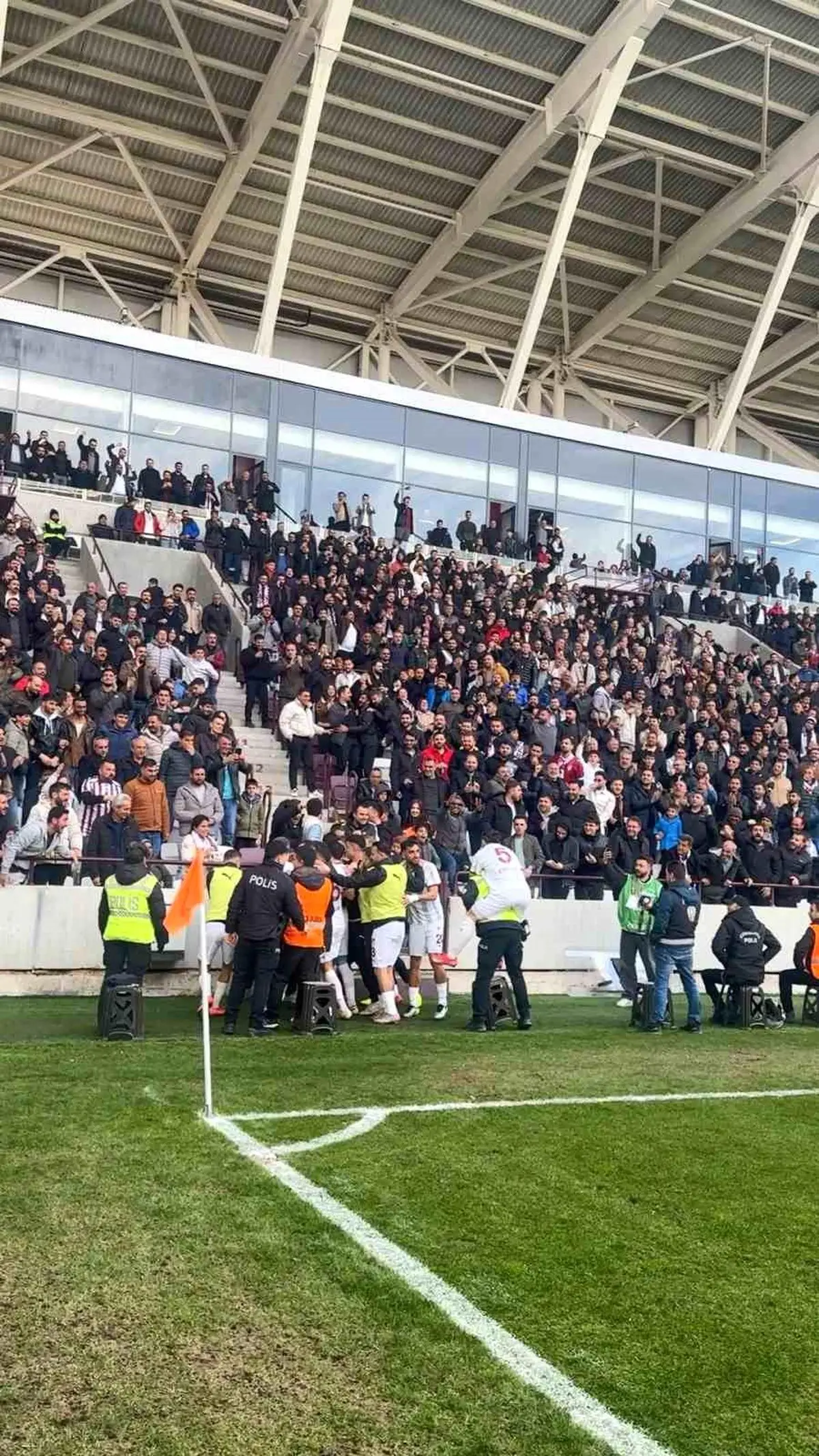 Ercan Coşkun gol sevinci polis memurunun sırtında