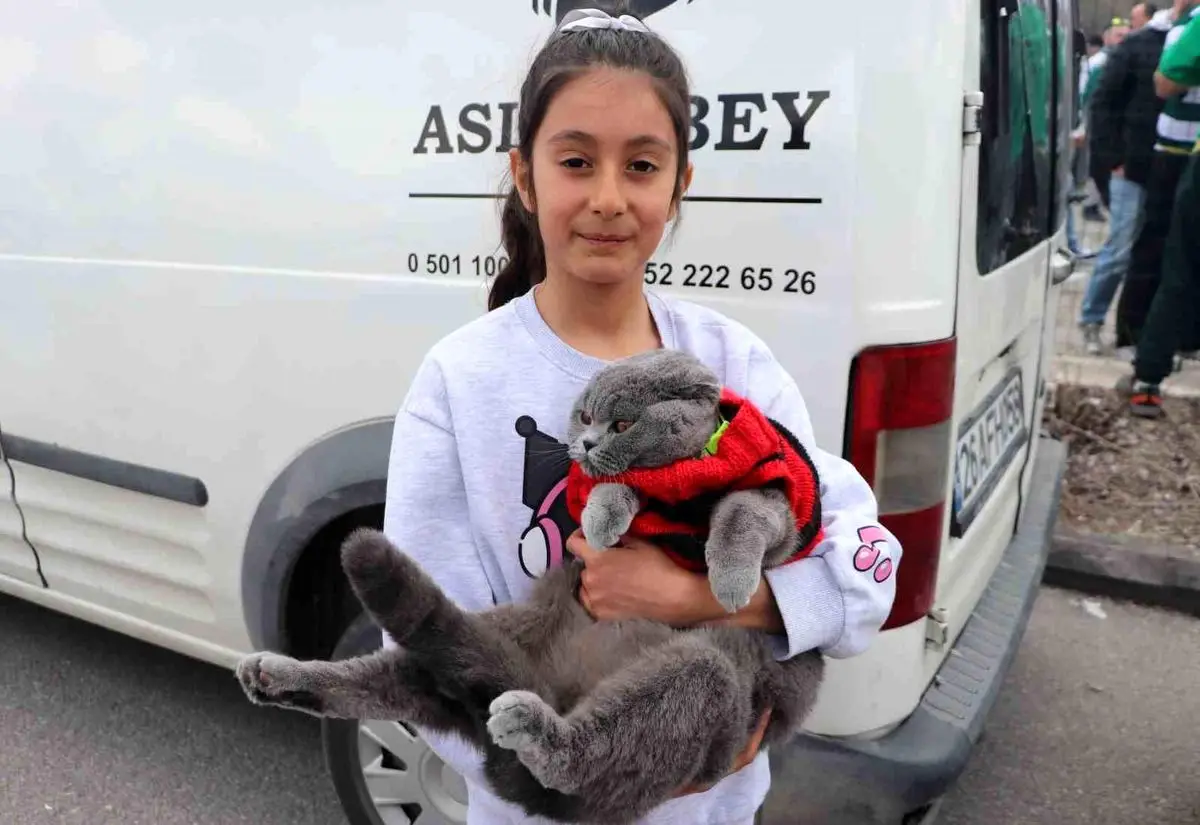 Kedisiyle Stadyuma Gelen Minik Taraftar Bursaspor’u Coşturdu