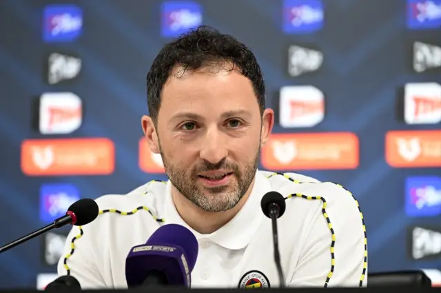 Fenerbahçe oyuncuları saha içinde