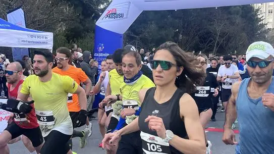 Koşu rotasındaki renkli pankartlar