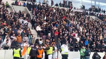 Elazığspor'un Kaptanı Ercan Coşkun'un Unutulmaz Gol Sevinci: Polis Memurunun Sırtında Kutlama