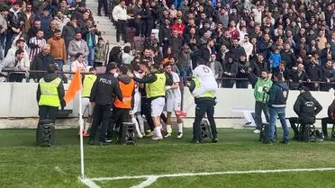 Elazığspor'un Gol Sevinci Polis Memurunun Sırtına Atlayarak Sosyal Medyada Viral Oldu