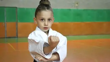 Polis Antrenörü Turgut Gürgöze, Elazığ’da Çocukları Karate ile Geleceğe Hazırlıyor
