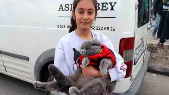 Kedisiyle tribünlerde poz veren genç taraftar
