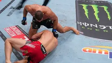 UFC 327'de Carlos Ulberg, Jiri Prochazka’yı İlk Rauntta Nakavt Ederek Şok Yaratıyor