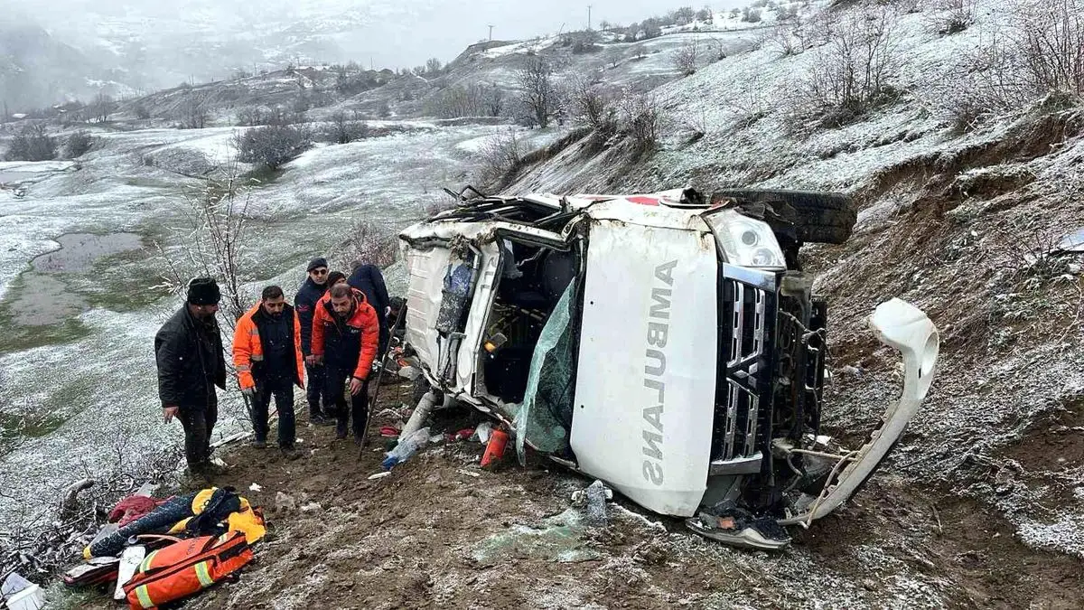 Şavşat'ta Kış Koşullarında Ambulans Uçuruma Yuvarlandı: 1 Ölü, 4 Yaralı