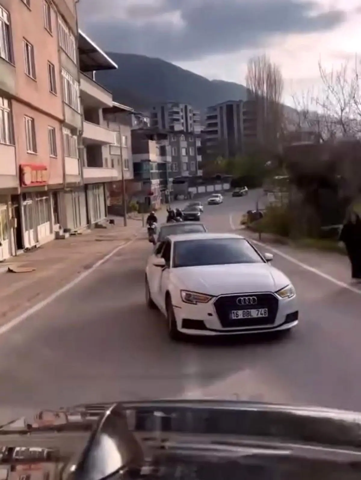 Bursa’da Düğün Konvoyu Trafiği Tehlikeye Attı: Polis Müdahalesi ve Sürücü Uyarıları