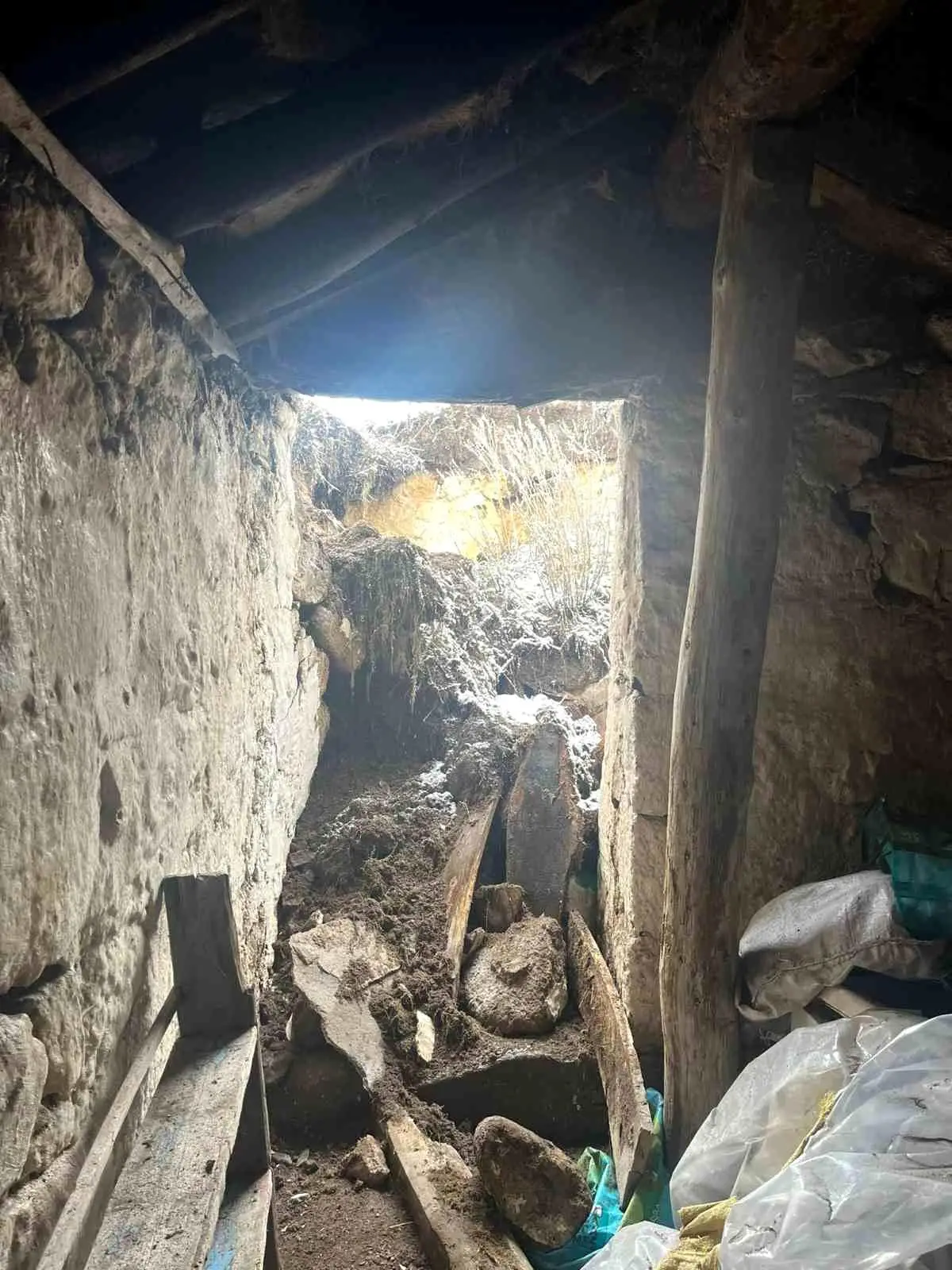 Çıldır’da Şiddetli Kar Nedeniyle Ev ve Ahır Göçükleri