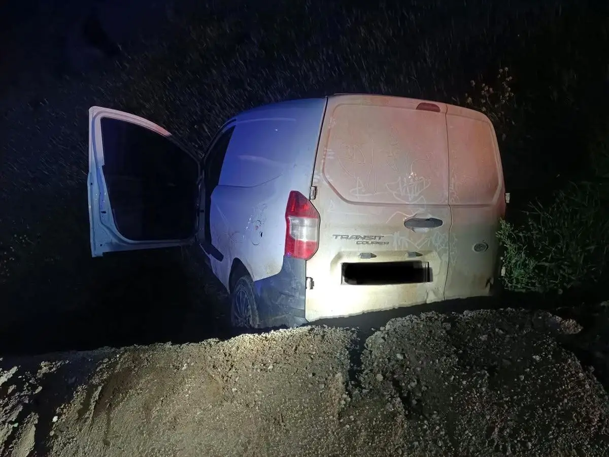 Hatay'da Şarampole Devrilen Hafif Ticari Araçta Sürücü Yaralandı