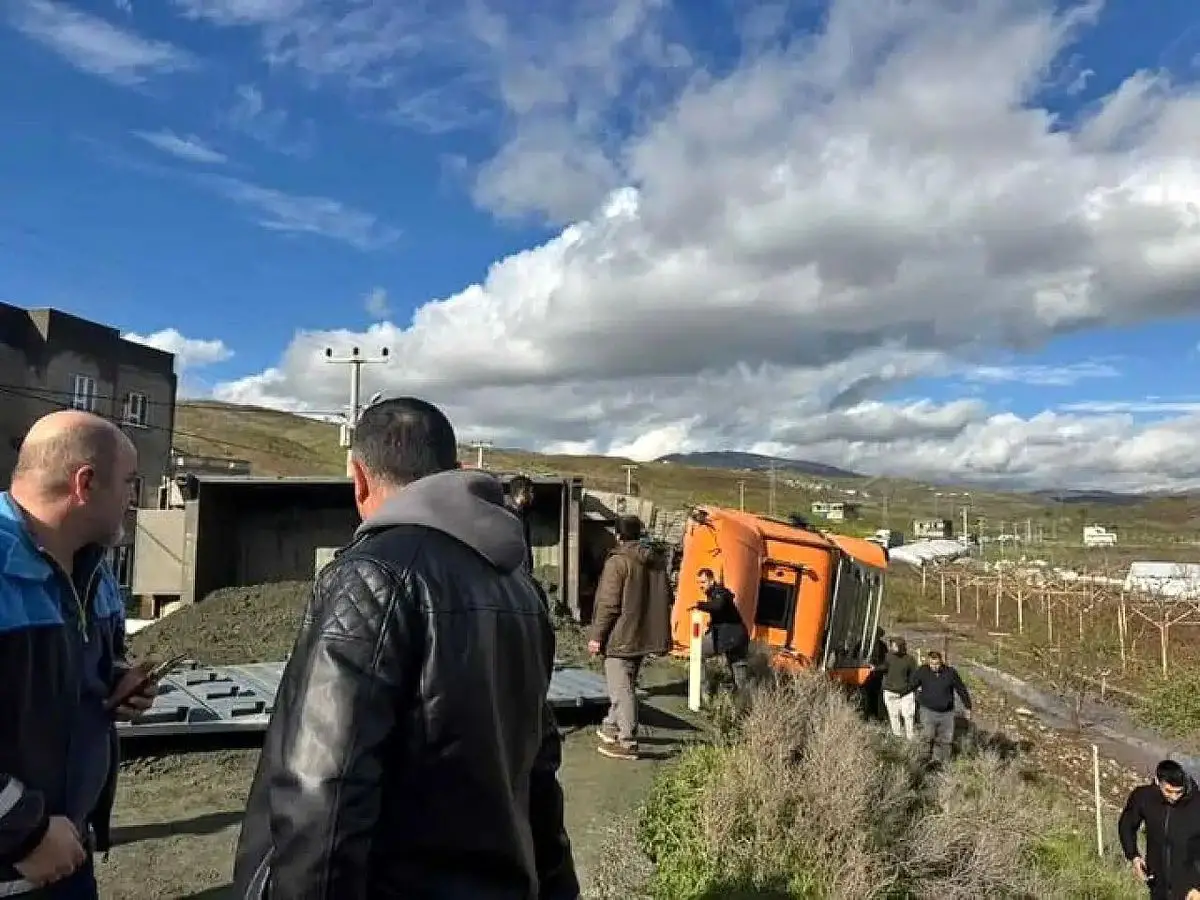 Siirt-Şirvan Yolunda Kamyon Kazası: Sürücü Yaralandı, Trafik Saatlerce Durdu