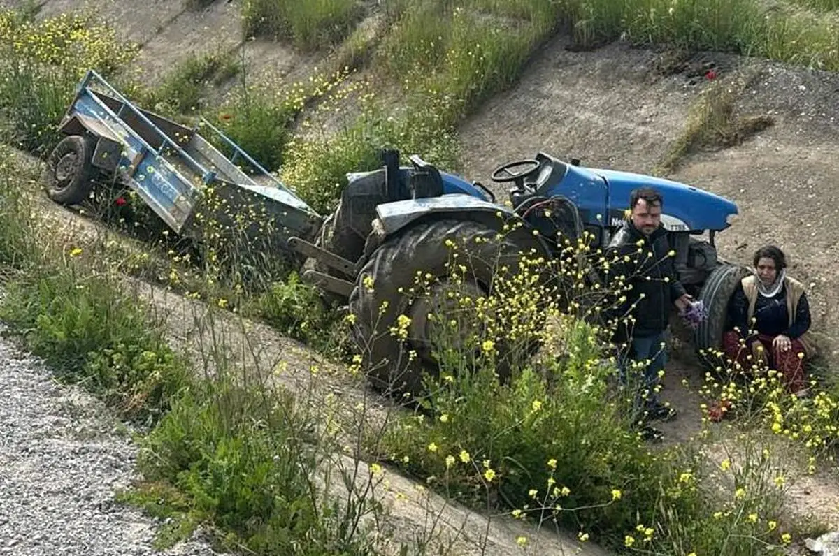 Turgutlu'da Traktör Lastiği Patladı: Araç Kanalda Takla Attı, 2 Yaralı