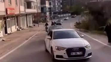 Bursa’da Düğün Konvoyu Trafiği Tehlikeye Attı: Polis Müdahalesi ve Sürücü Uyarıları