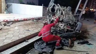 Kaza sonrası aydınlatma direği ve çarpan araç