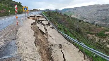 Siirt‑Eruh Karayolunda Heyelan: Yol Bölümü Çöktü, Trafik Kontrol Altında