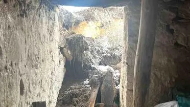 Çıldır’da çökertilen ev ve ahır