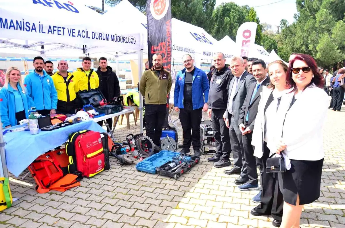 MCBÜ kampüsünde sempozyum katılımcıları