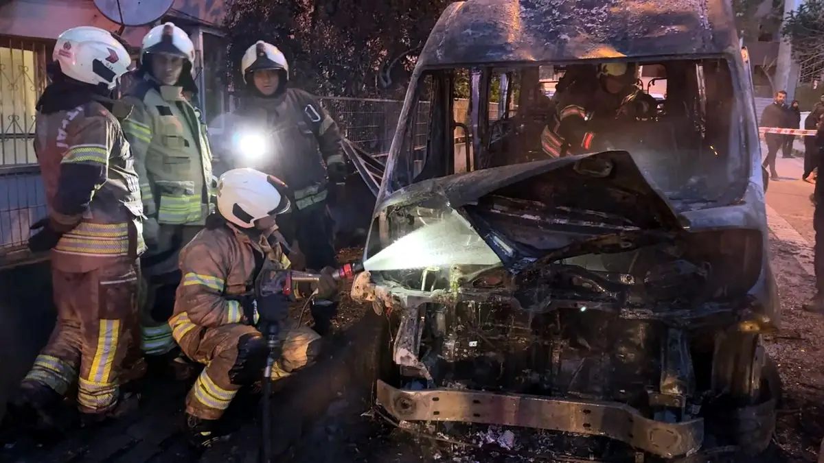 Avcılar’da Park Halindeki Minibüs Ateşe Verdi: Yangın Komşuların İhbarı ile Söndürüldü