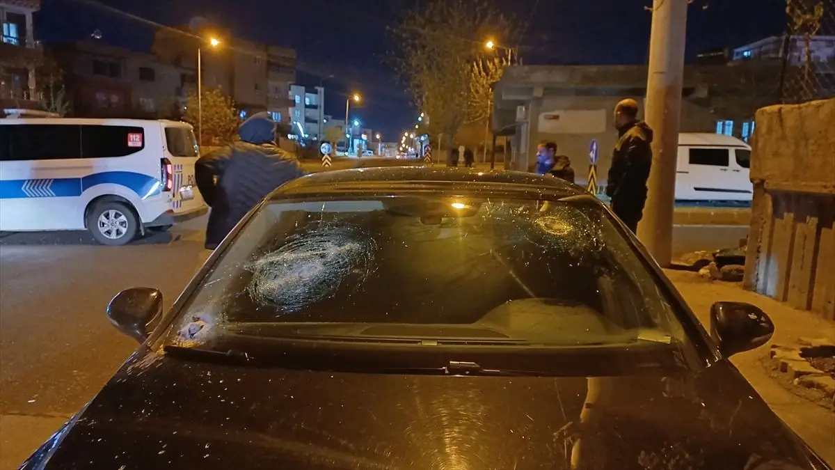 Batman’da Silahlı Çatışma: Üç Kişi Yaralı, Saldırganlar Kaçıyor