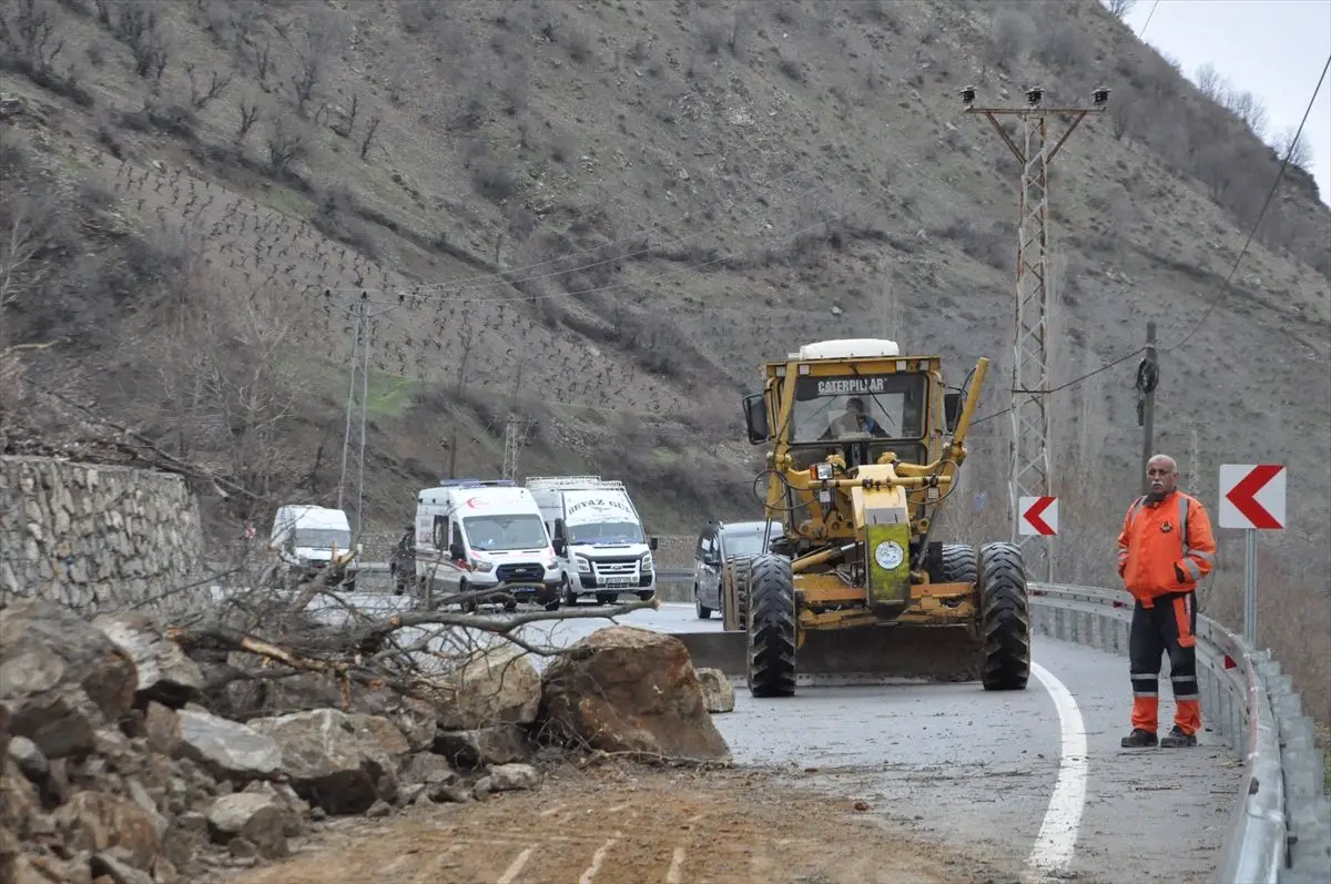 Bitlis'in Hizan İlçesinde Heyelan Sonrası Kapalı Yol Yeniden Açıldı