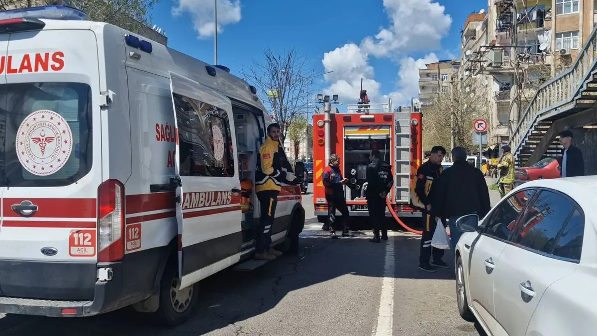 Bağlar'daki apartmanda yangın sonrası duman bulutu