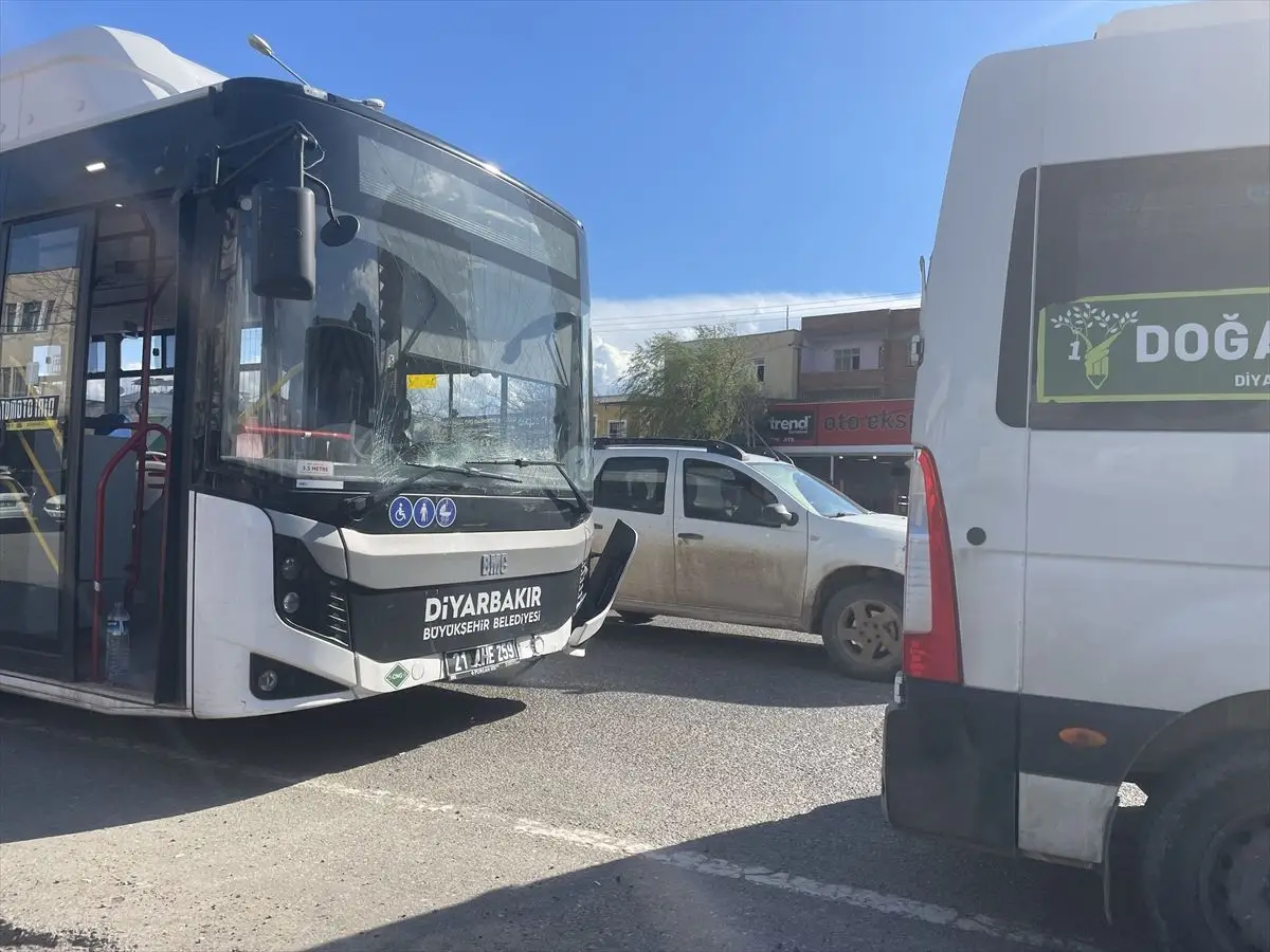 Diyarbakır’da Belediye Otobüsü ile Öğrenci Servisi Çarpıştı, 3 Yaralı