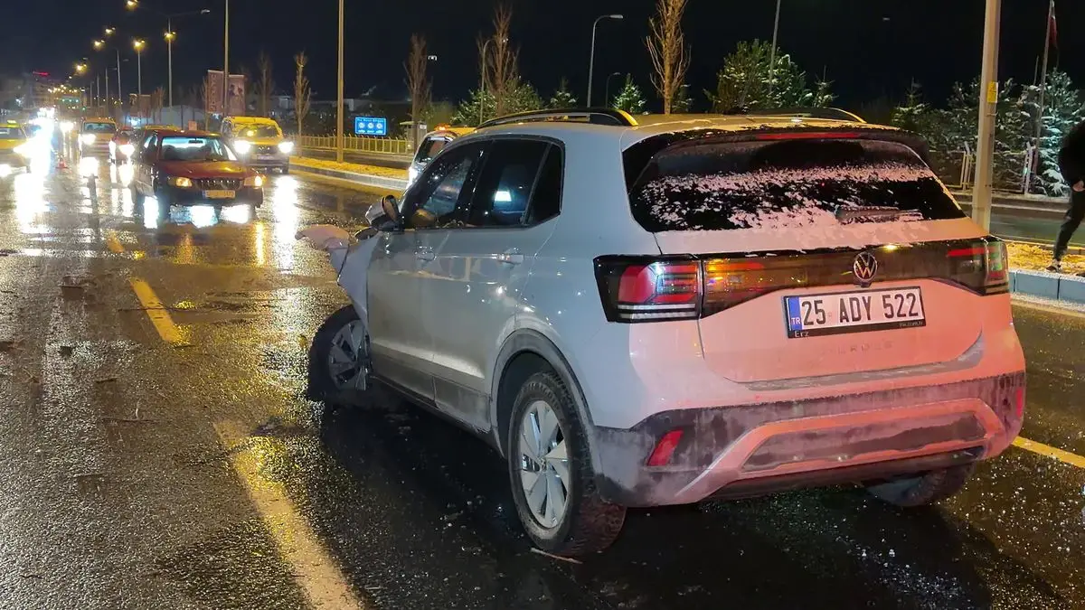 Erzurum’da Buzlu Yol Koşulları 8 Aracı Çarptı, 5 Yaralı