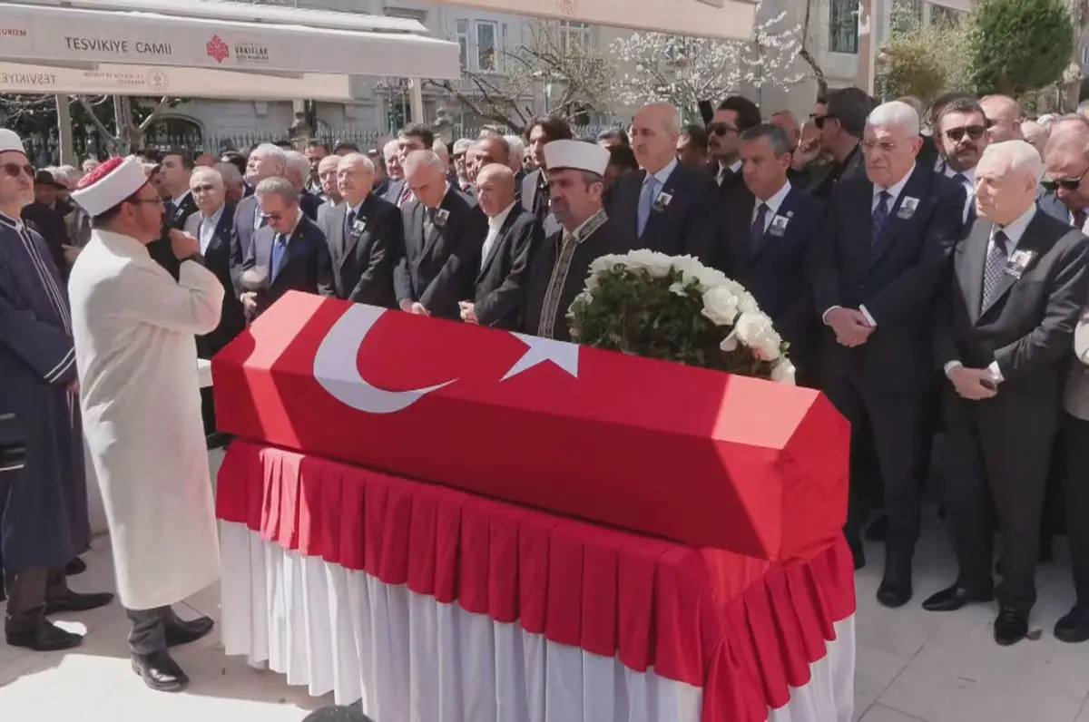 Eski TBMM Başkanı Hüsamettin Cindoruk, Zincirlikuyu Mezarlığı'nda Son Veda Aldı